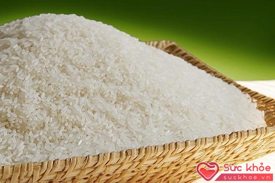 Gạo trắng giàu carbohydrate gây tăng đường huyết.