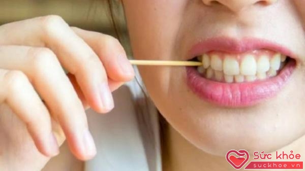 Cách tốt nhất để loại bỏ những nguy cơ ảnh hưởng tới sức khỏe răng miệng là từ bỏ thói quen xấu xỉa răng.