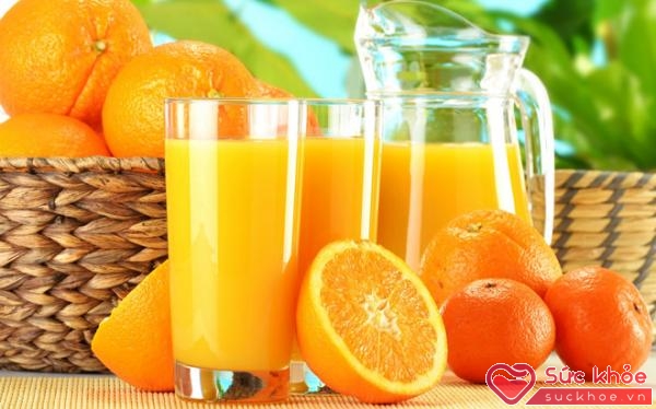 Nếu thắc mắc bà bầu thiếu máu nên ăn gì thì bạn đừng quên uống nước cam.