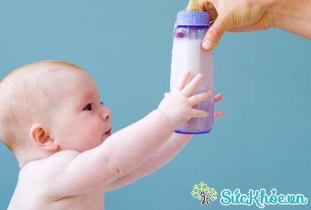 Cách cai sữa cho bé 17 tháng