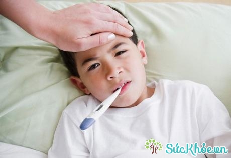 Khi bị viêm khớp trẻ thường có dấu hiệu sốt và mỏi mệt