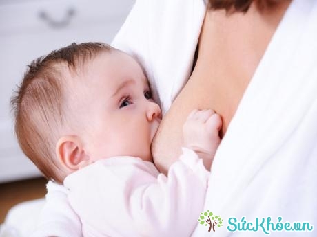 Cách phòng tránh viêm phổi cho trẻ sơ sinh bằng việc cho bé bú sữa mẹ 