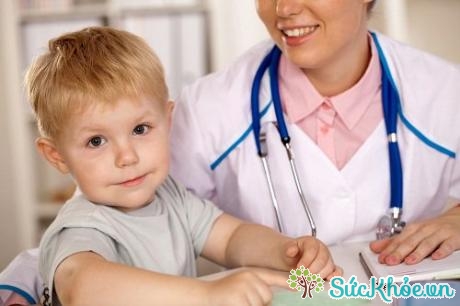 Trẻ có dấu hiệu hen suyễn cần nhờ tới sự giúp đỡ của bác sĩ