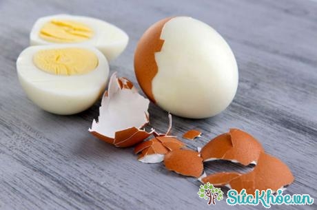 Luộc trứng nứt vỡ là một trong những mẹo vặt sinh tồn trong cuộc sống