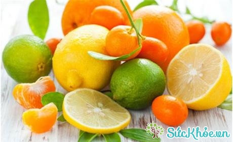 Cam và chanh đều giàu vitamin C có tác dụng các chất gây dị ứng
