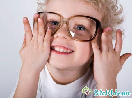 Bảo vệ con khỏi tia UV bằng việc đeo kính râm mỗi khi ra đường