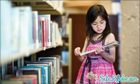 Đọc sách mà một trong những kỹ năng sống cần dạy cho trẻ ngay từ khi còn nhỏ