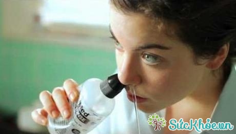 Rửa mũi bằng nước muối sinh lý hỗ trợ điều trị bệnh 