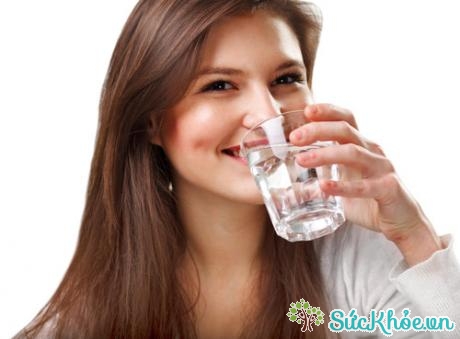 Uống nước là cách chữa bệnh sỏi amidan hiệu quả