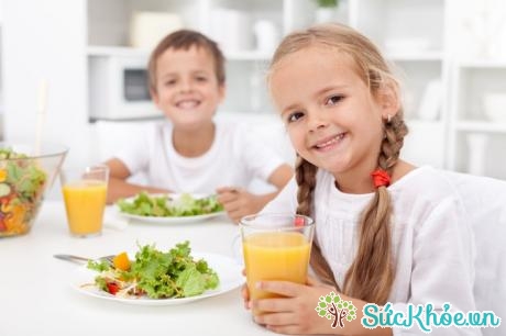 Trẻ bị táo bón mẹ nên cho trẻ uống nước ép trái cây pha loãng