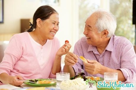 Người già bị suy dinh dưỡng cần xây dựng một chế độ ăn khoa học