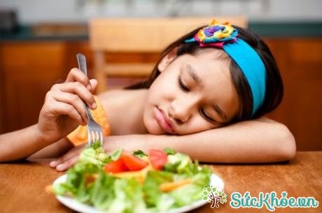 Trẻ dễ bị nhiệt miệng do lười ăn rau củ quả