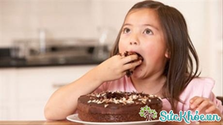 Trẻ em ăn nhiều đồ ngọt dễ bị nhiệt miệng