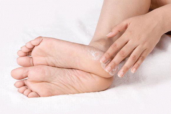 Da chân bị khô và bong tróc có thể là do tiếp xúc với chất tẩy rửa