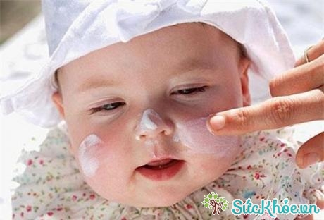 Trẻ bị viêm da cần luôn dưỡng ẩm cho da của bé