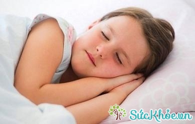 Chữa nghiến răng khi ngủ cho trẻ bằng cách tập cho trẻ ngủ đúng giờ