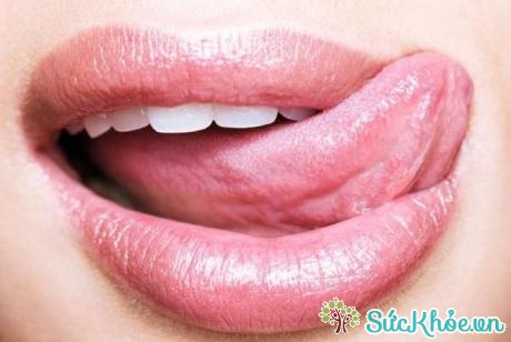 Liếm môi là một trong những nguyên nhân gây nẻ môi 