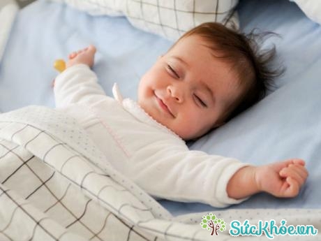 Tránh tiếp xúc mất bé là một trong những cách giúp trẻ sơ sinh ngủ ngon