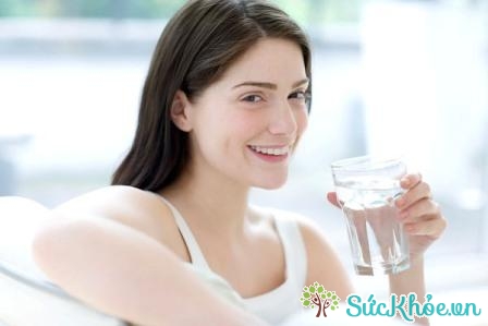 Uống nước giúp khắc phục tình trạng tắc tia sữa