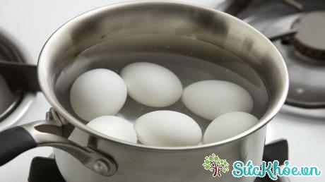 Luộc trứng với nước sôi là một trong những sai lầm khi luộc trứng bạn cần tránh